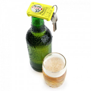 Брелок-открывалка для бутылок 5,4х3,5х0,8 см. желтый Великобритания B115438