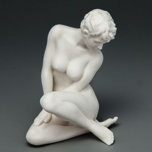 Статуетка для декору біла Дівчина 12 см B030372