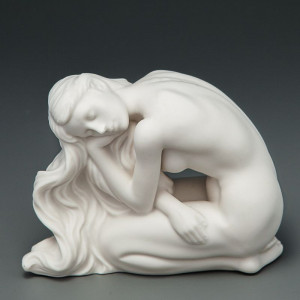 Статуетка для декору білого кольору Дівчина 9 см B030373