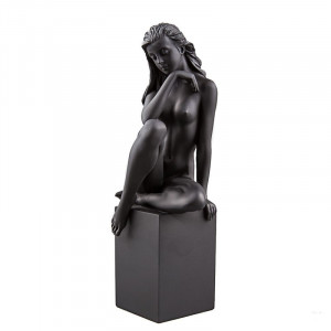 Статуетка для декору чорного кольору Дівчина 19 см B030378